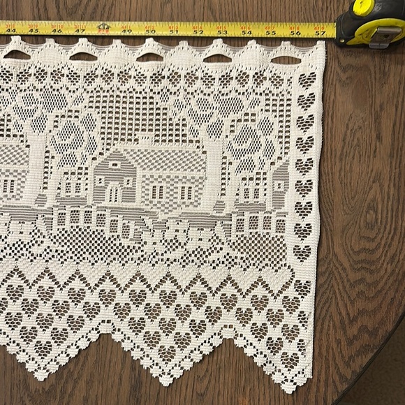 Valance 100% Polyester, 2 panels, same measurements 57” x 14 - Picture 2 of 3